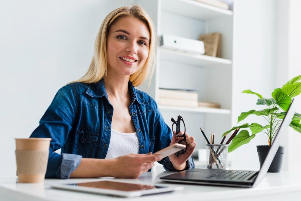 joven emprendedora iniciando un negocio